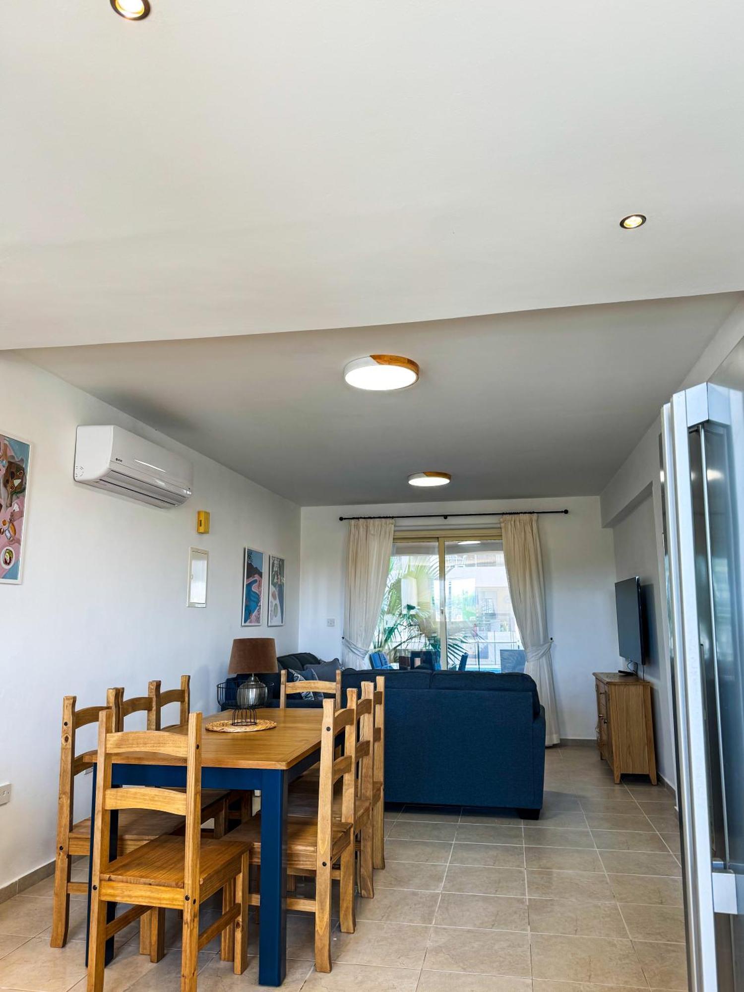 Royal-Seacrest Oasis, Pool-Side Apartment Paphos Exterior photo