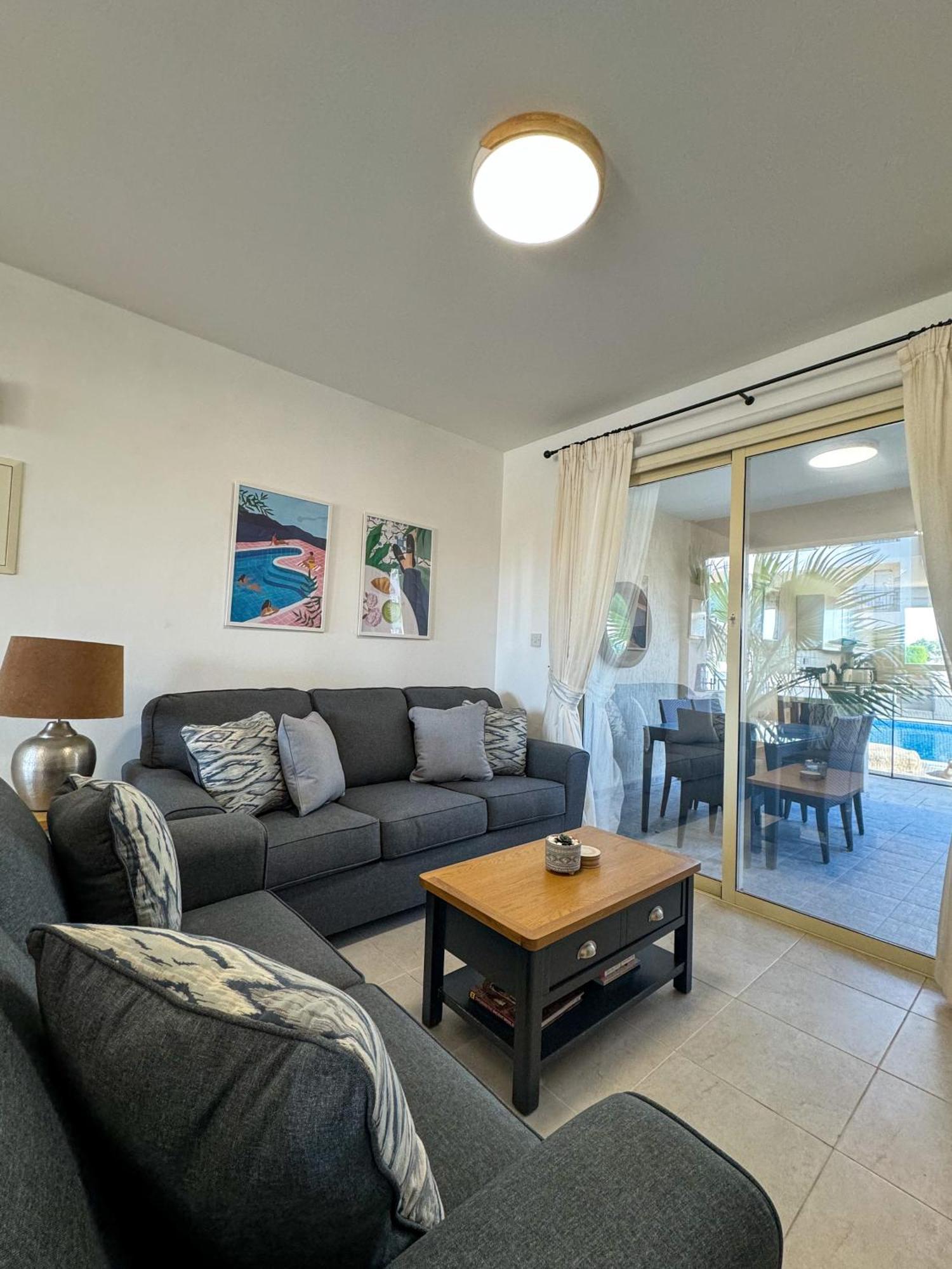 Royal-Seacrest Oasis, Pool-Side Apartment Paphos Exterior photo