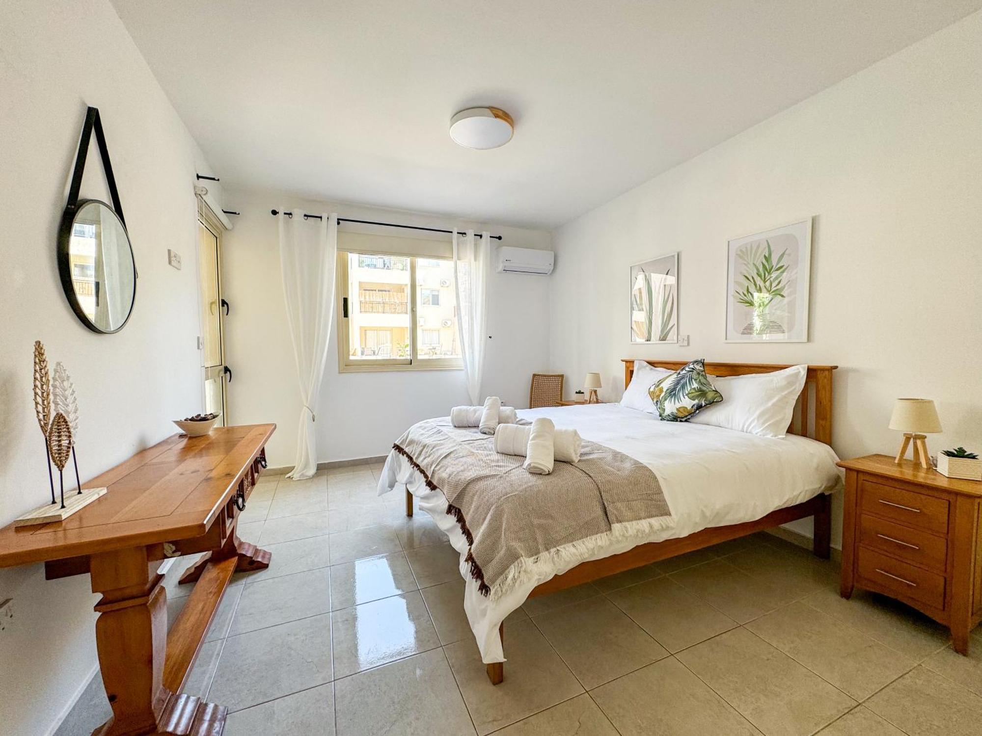 Royal-Seacrest Oasis, Pool-Side Apartment Paphos Exterior photo