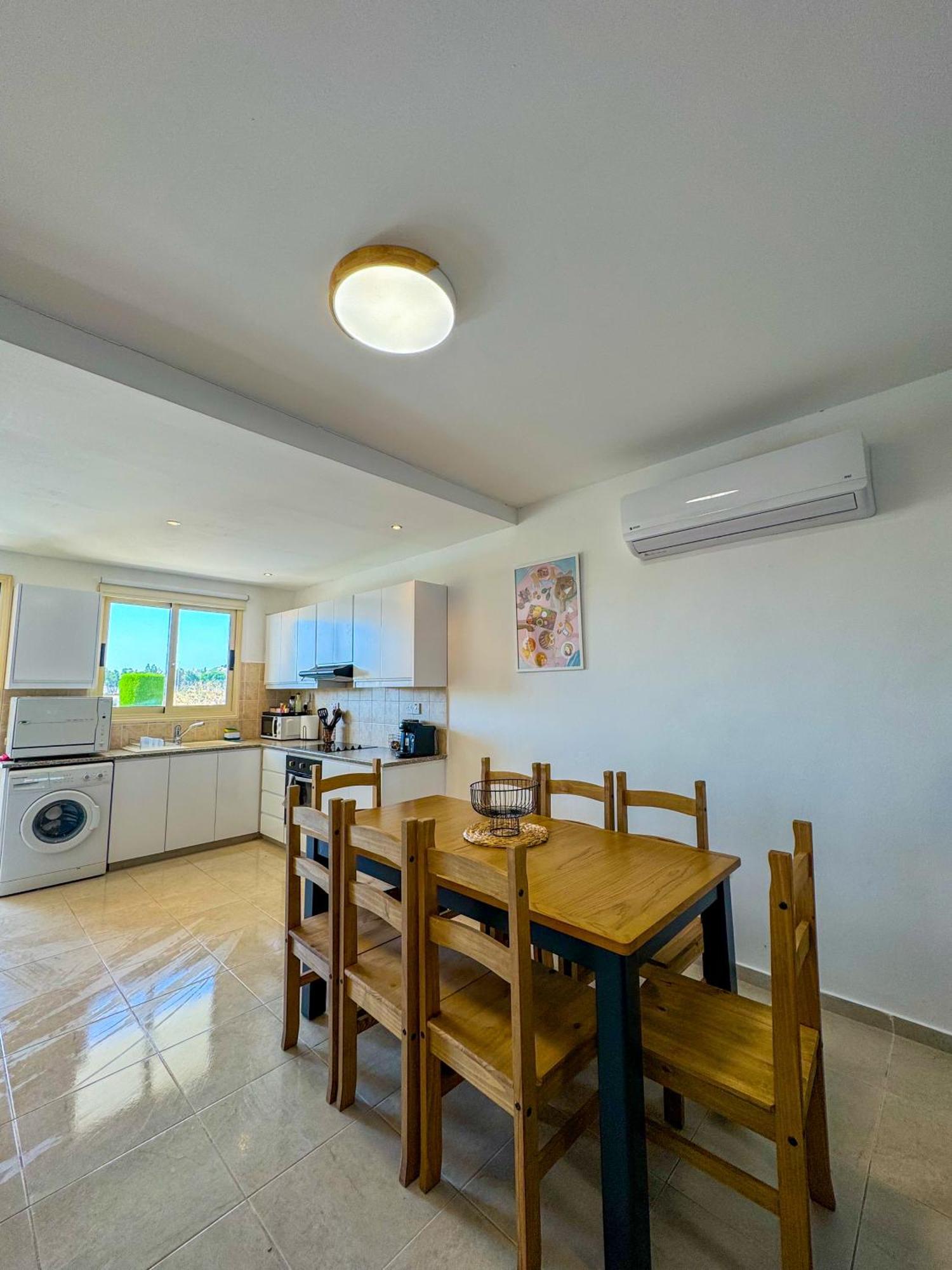 Royal-Seacrest Oasis, Pool-Side Apartment Paphos Exterior photo