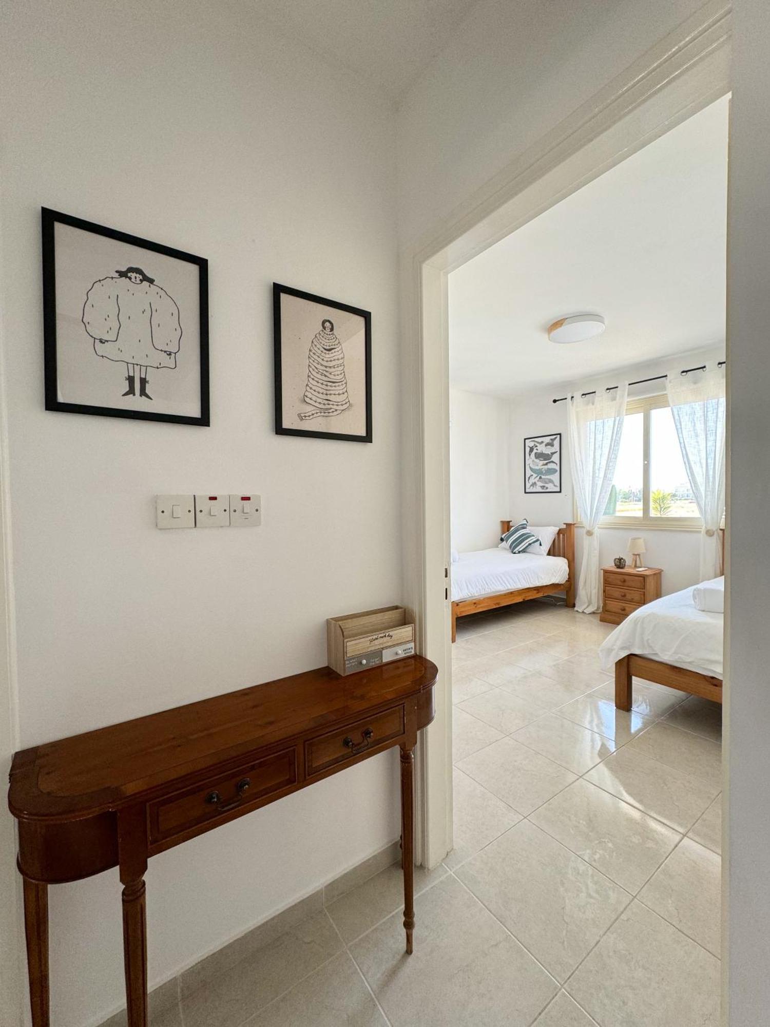 Royal-Seacrest Oasis, Pool-Side Apartment Paphos Exterior photo