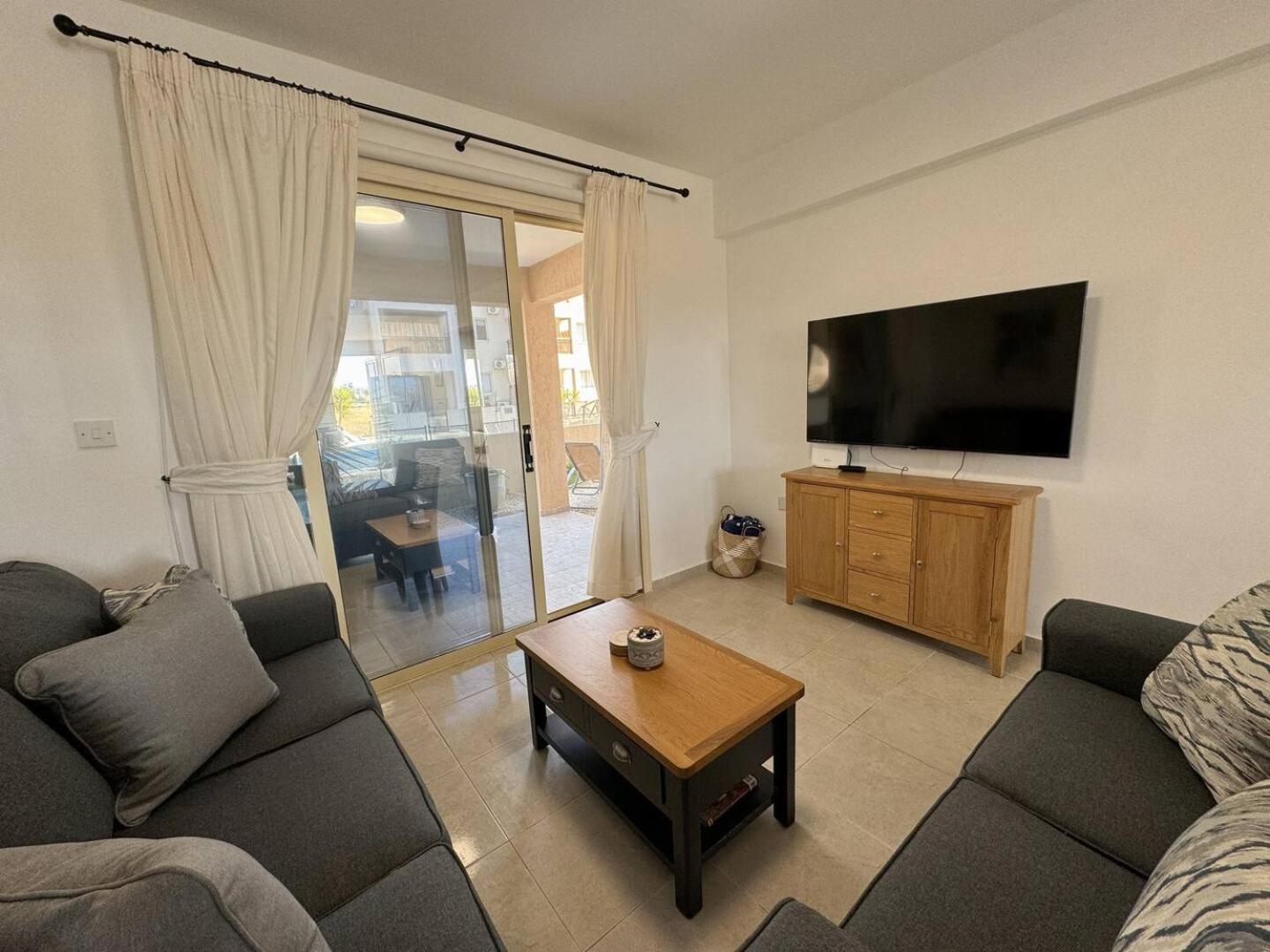 Royal-Seacrest Oasis, Pool-Side Apartment Paphos Exterior photo